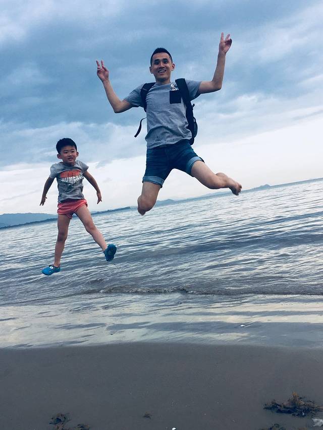 双飞两女儿浜的幸福生活，温馨家庭日常，亲子旅行趣事分享