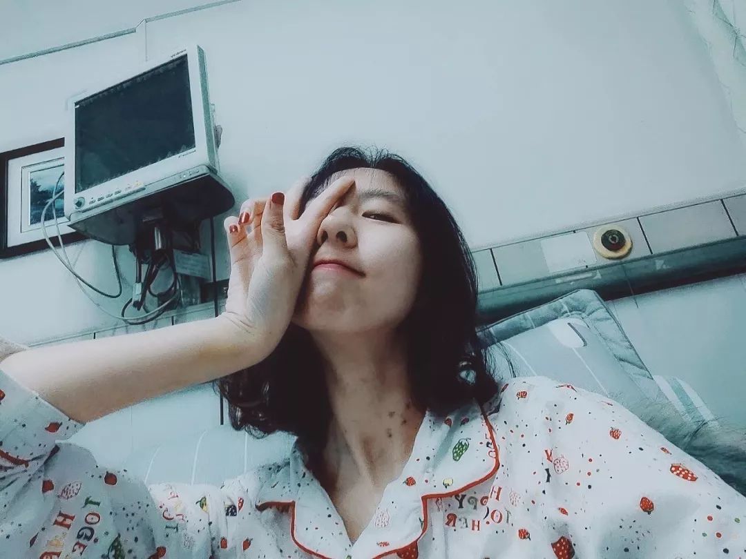 学生露小奶头无遮挡引发热议，校园事件曝光，网友讨论不断