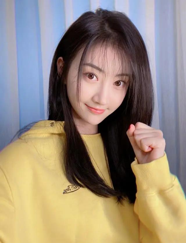 青青草成人自拍第一页精彩瞬间，高清画质尽显魅力，探索私密拍摄新境界