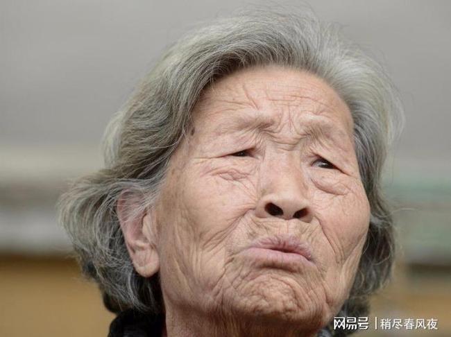 八旬欧美老太激情爱恋特写，岁月不减热忱，晚年生活绽放别样风采