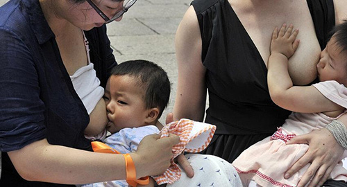 1.美女哺乳喂奶温馨时刻亲子时光