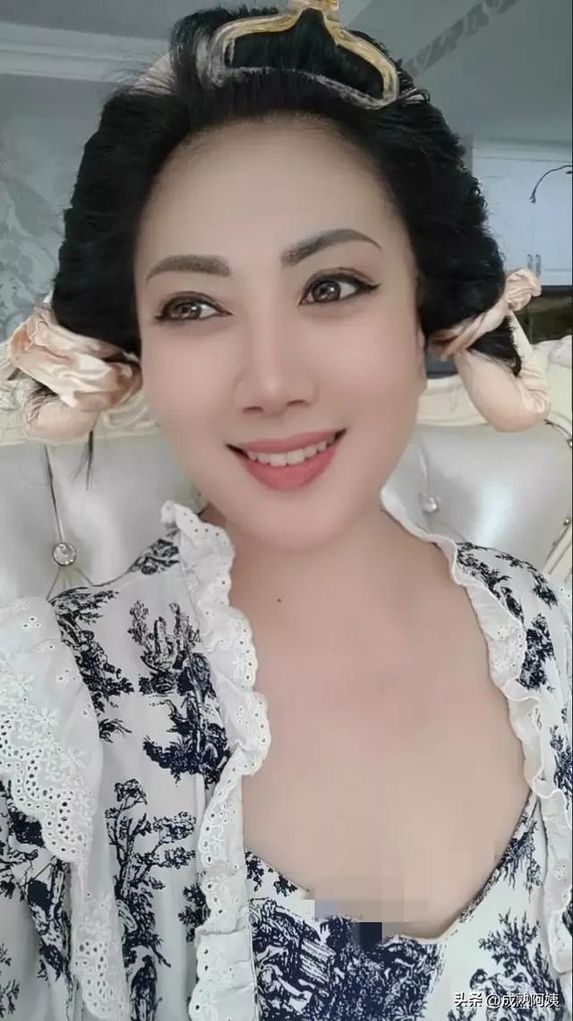 丰韵少妇的动人魅力，成熟风姿，优雅气质尽显无遗