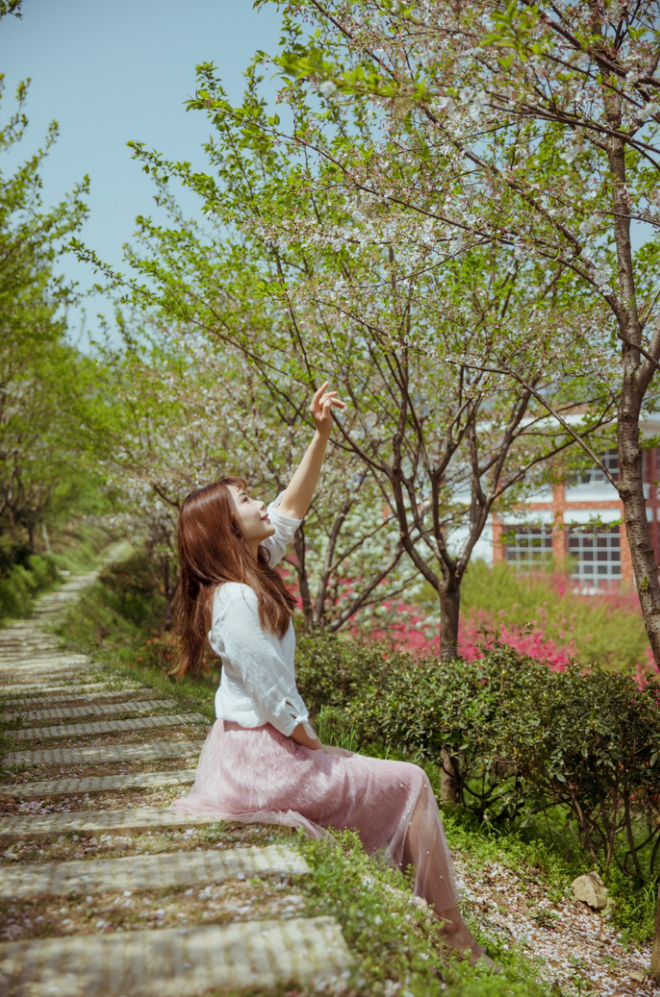 青青草a在春天绽放，微风轻抚，绿意盎然，带来无限生机
