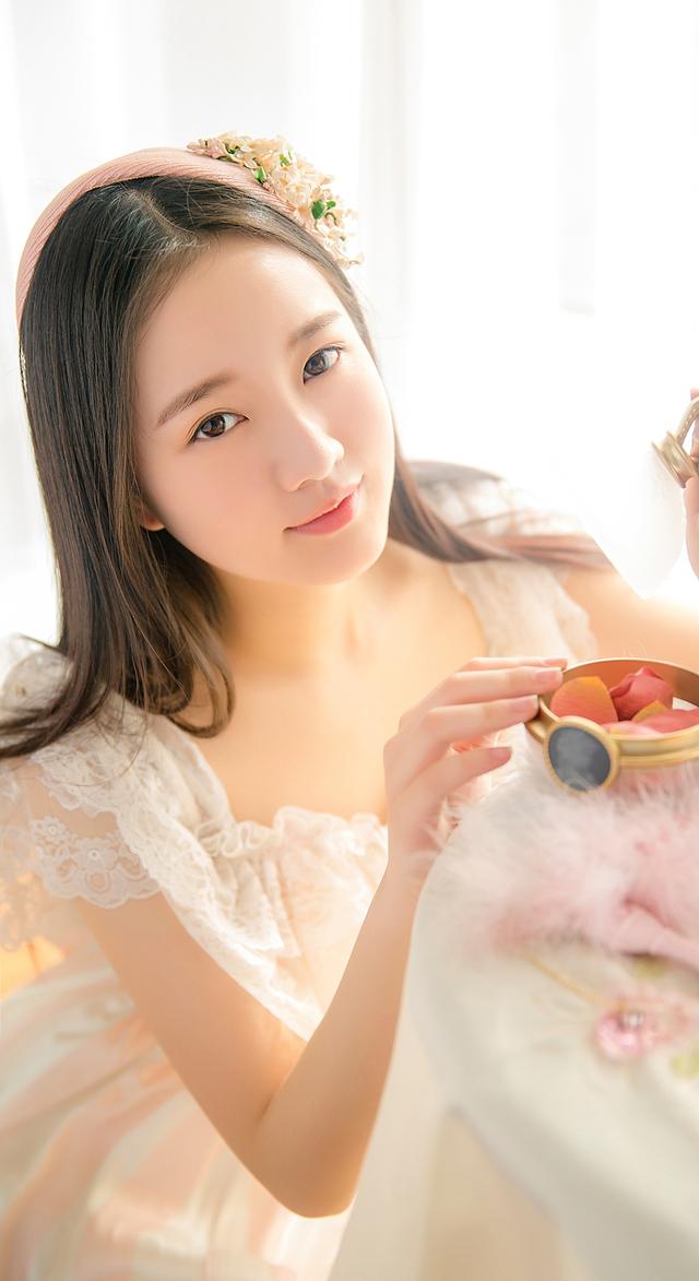 3.白嫩肌肤如玉的小女生图片，纯净无瑕，散发青春魅力，令人心动