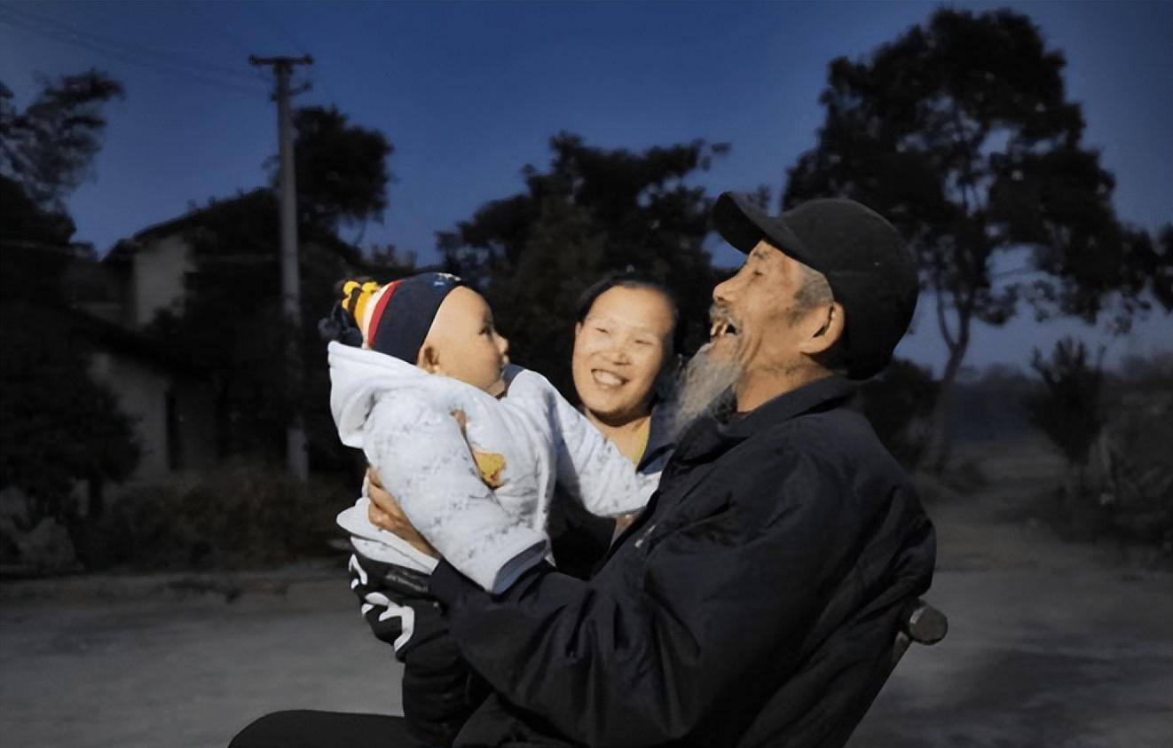 老漢與小嫩妞的愛情故事，BD版激情演繹，忘年之戀的甜蜜與挑戰