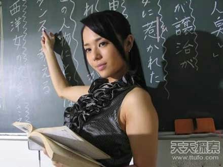 2.女人与善牲交av浜，探索禁忌真相，揭露人性欲望背后的复杂情感