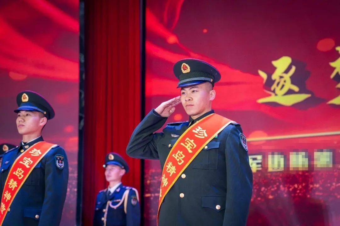 女解放军英勇风采HD展现新时代女兵英姿，高清画面震撼人心，彰显军人荣耀