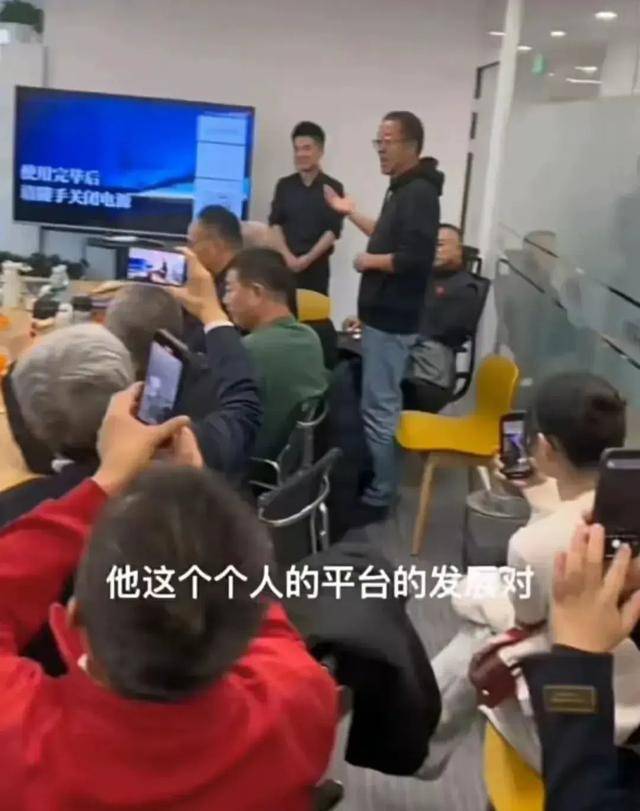 女明星被经纪人C的好爽浜爆料内幕，揭露娱乐圈潜规则，引发全网热议