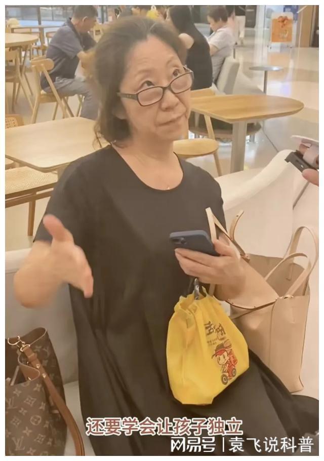 老头老太做爱视频播放时间引热议，网友热议老年性生活，专家呼吁尊重隐私