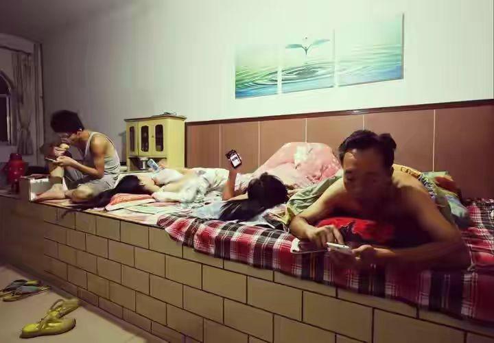 大炕上亂倫一級A片震撼曝光，禁忌情慾糾纏，深夜炕頭激情碰撞