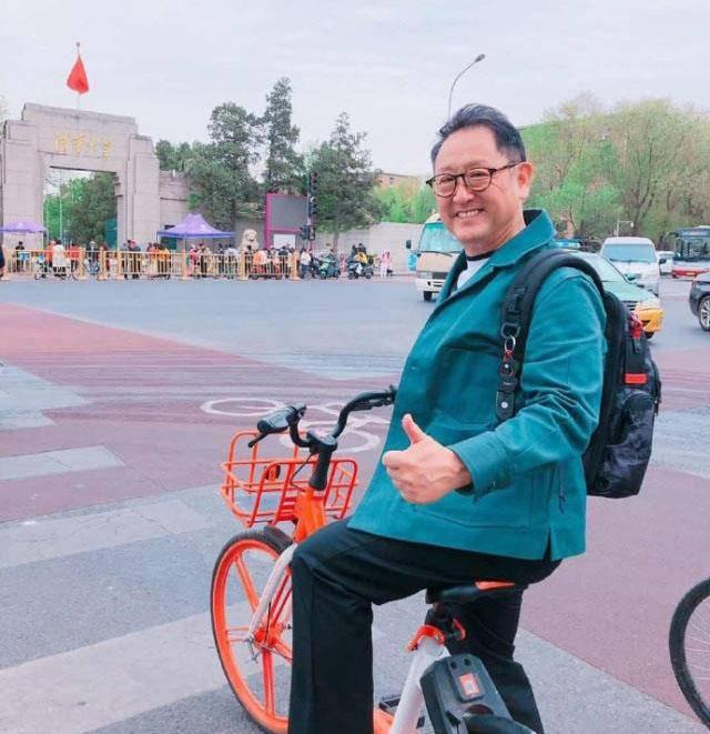 三男一女吃奶引发热议探讨背后故事与争议
