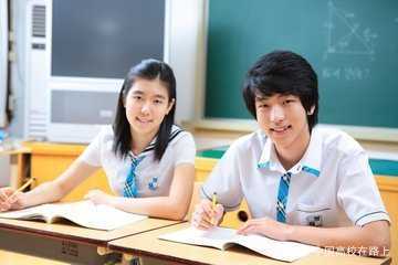 日本学生初尝黑人巨免费视频震撼体验，真实记录，校园热议