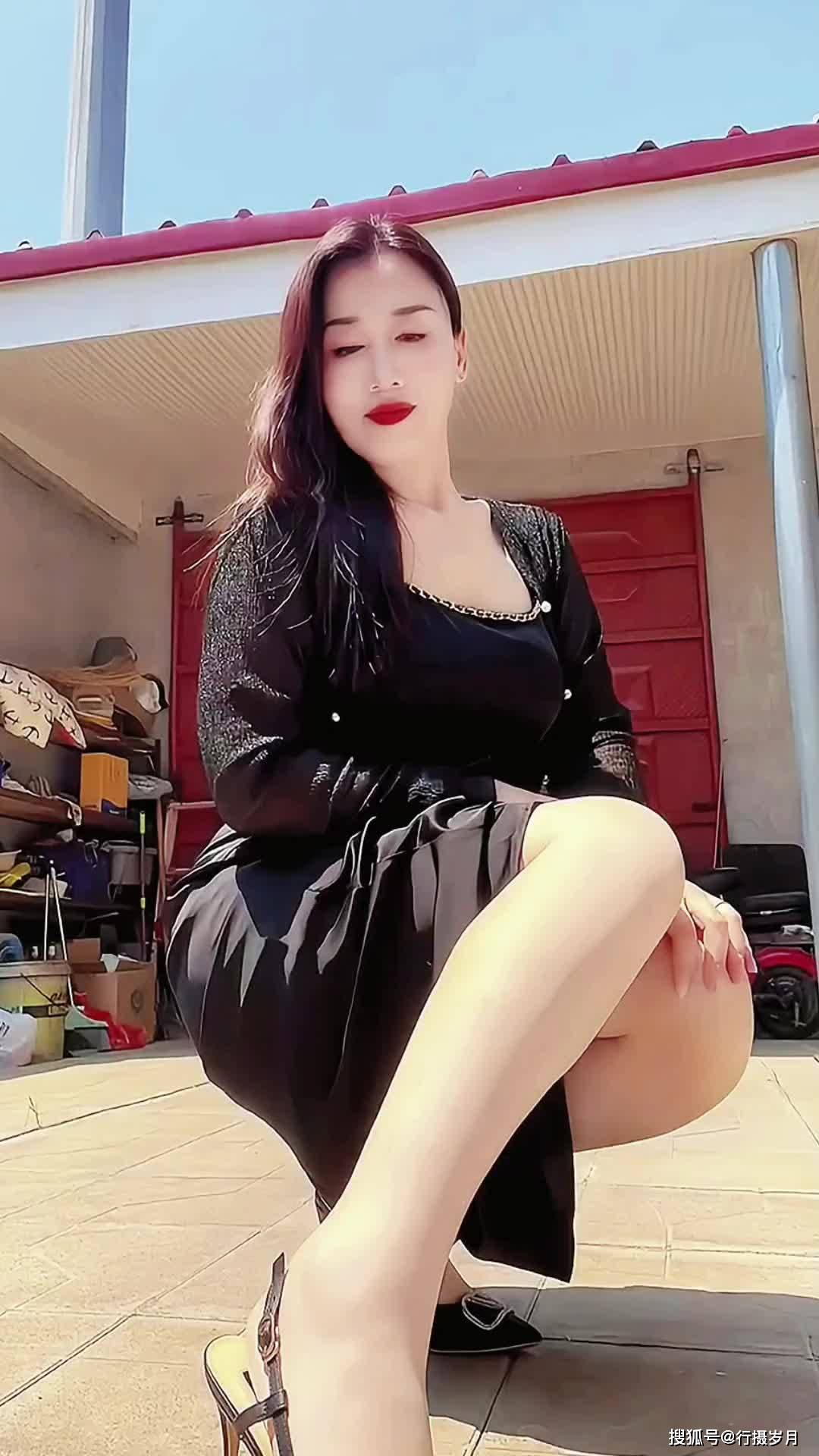 2.偷窥少妇成熟魅力，丰腴曲线惹人遐想，暗夜禁忌诱惑难挡