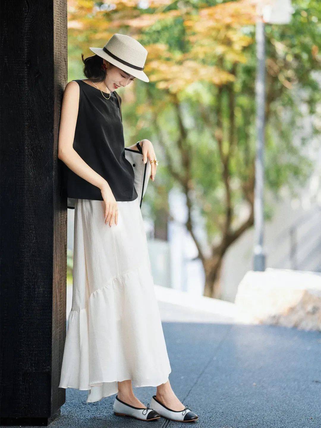 大胆熟女绽放魅力，自信优雅，引领时尚潮流新风尚