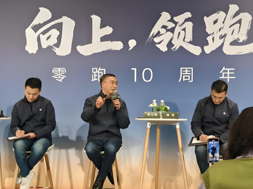 阿贾克斯二队主帅奥斯卡加西亚升任一队新主帅，接替前任开启新征程，球迷期待新赛季表现