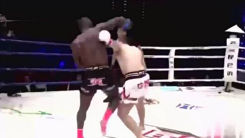 2.黑人拳交激烈搏击，拳拳到肉，震撼全场观众