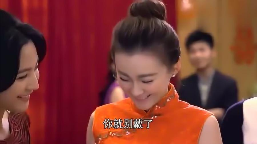 巴面熟女BBwHD浜的丰满魅力与时尚穿搭，展现自信风采，吸引众人目光