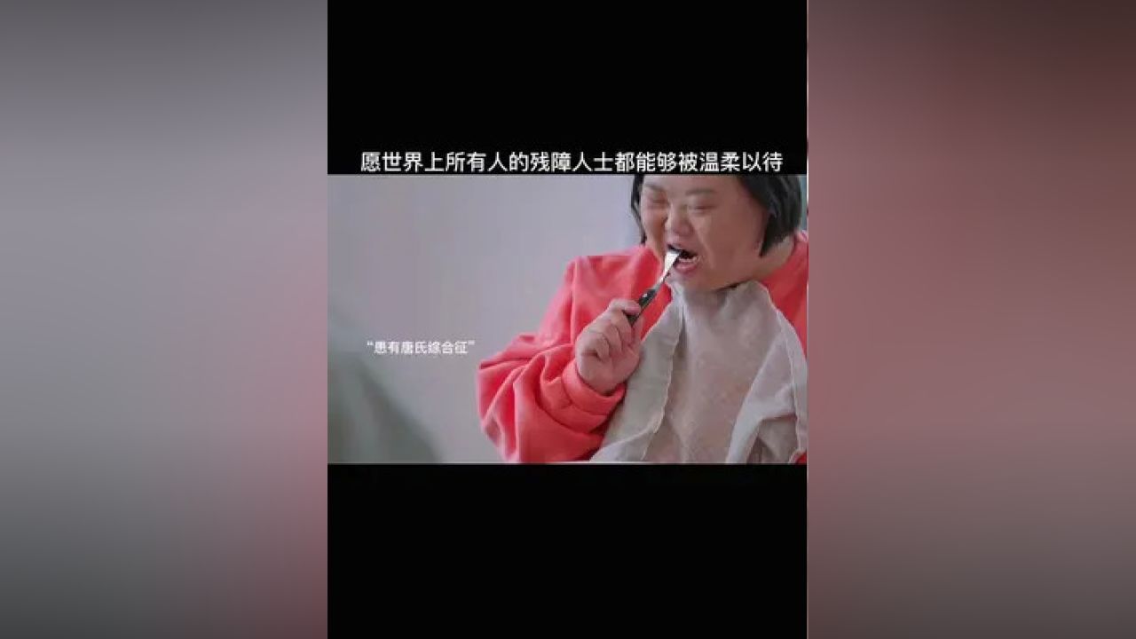 男人把困困放在女人定眼里，温柔瞬间点亮心房，爱情故事悄然绽放