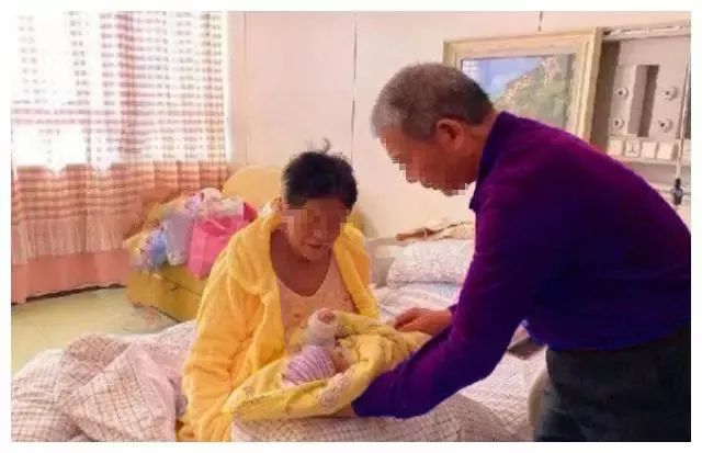 丰满大乳被老头吃奶，激情瞬间，隐秘欲望，深夜迷情，禁忌之恋