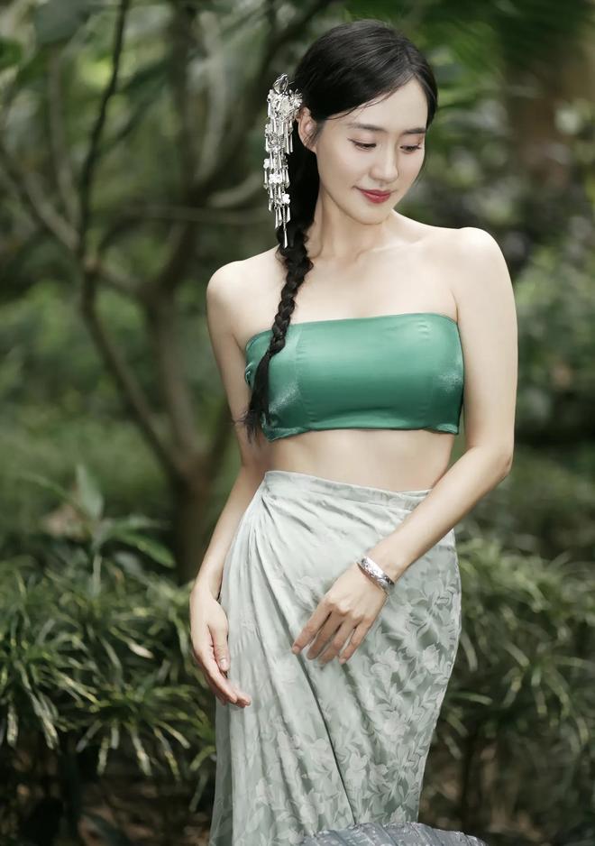 少妇日半风情录，柔美时光，优雅绽放岁月诗篇