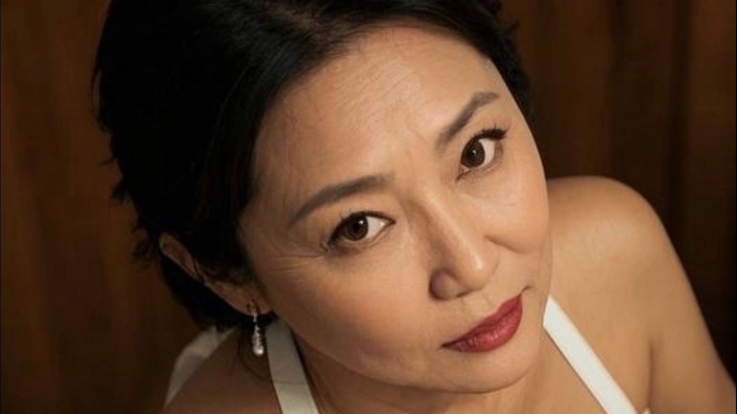 重口味老熟女魅力不减当年，独特风格吸引眼球，成熟韵味令人难忘
