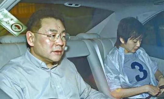 中国老头吃嫩草HD引发热议，探讨年龄差距爱情观，社会反响两极分化