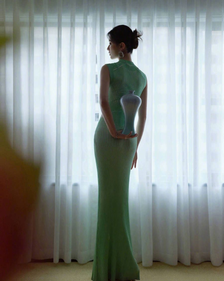 2.日本丝袜美腿，性感时尚，魅力写真，展现优雅曲线，令人心动不已