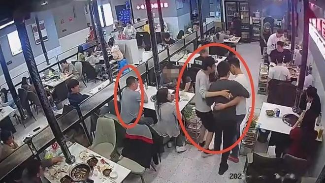 三黑人狂躁一女引发争议，社会关注暴力事件，探讨种族与性别平等问题