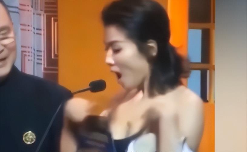 中国真实偷拍奶头走光事件引发热议，网友热议偷拍现象，呼吁加强隐私保护