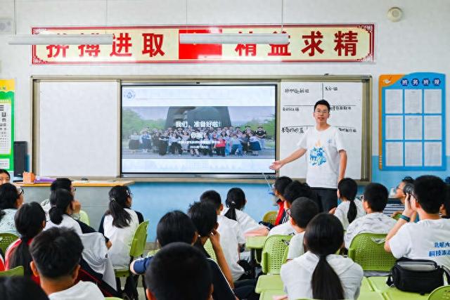 *丁香五月日老师的教学风采,温暖如五月阳光,点亮学生梦想* *丁香五月日老师的教学风采,温暖如五月阳光,点亮学生梦想*