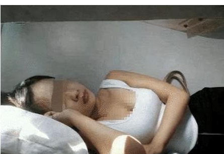 女学生浜边裸体性爱录像曝光，引发热议，校园隐私安全受质疑