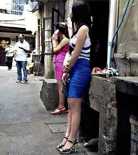 深夜街边小巷偶遇少妇，神秘小视频流出，引发热议不断