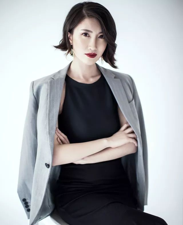 丰满老女人A片激情演绎，成熟女性魅力四射，深夜独享私密诱惑
