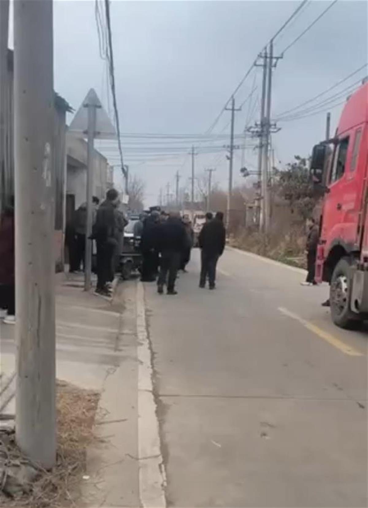 2.偷拍农村妇女露脸事件引发争议，村民愤怒报警，警方介入调查