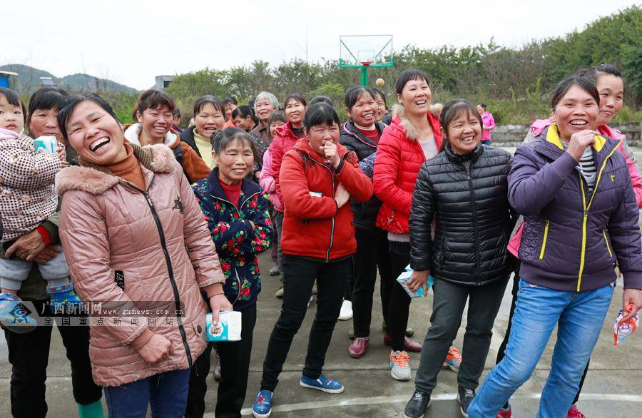 乡村操妇女的坚韧与奉献，乡村生活的脊梁，平凡中的伟大力量