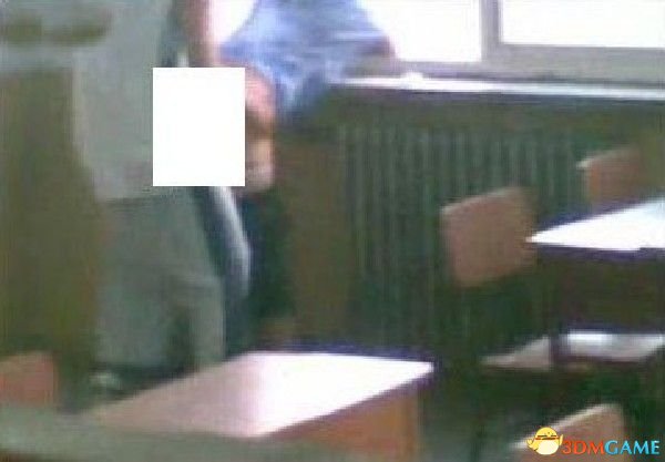 高潮女教师课堂失控瞬间，学生偷拍，A片级画面流出，全网疯传
