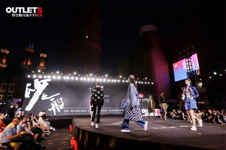 大胆熟女绽放魅力，自信优雅，引领时尚潮流新风尚