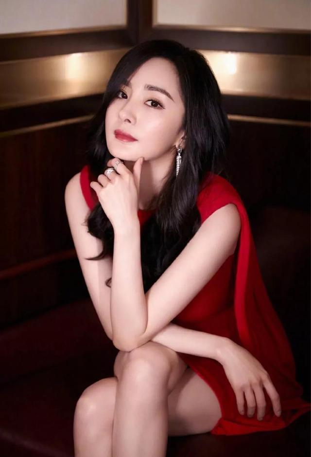 日本丝袜美腿鲁魅力无限，展现优雅曲线，尽显性感风情