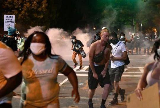 黑人拳击手与亚裔少妇的激情碰撞，街头巷尾热议，爱情跨越种族界限