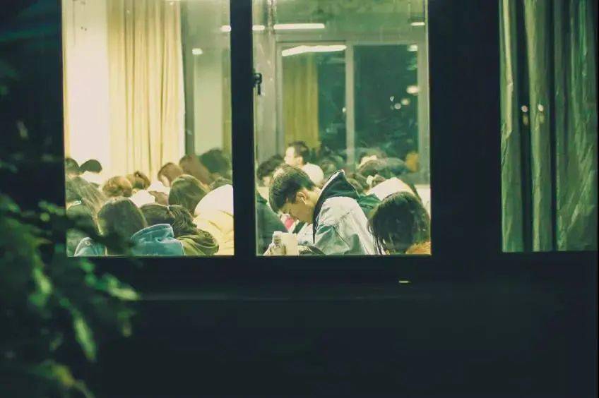 学生妹A片青涩校园诱惑，清纯学妹的秘密，深夜教室的激情