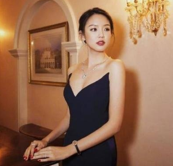 熟女老阿V8888AV魅力无限，熟女风采依旧，岁月沉淀优雅气质
