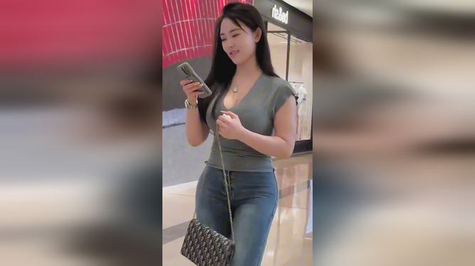 成熟丰满女人A片激情演绎，撩人身材引爆欲望，深夜独享私密诱惑
