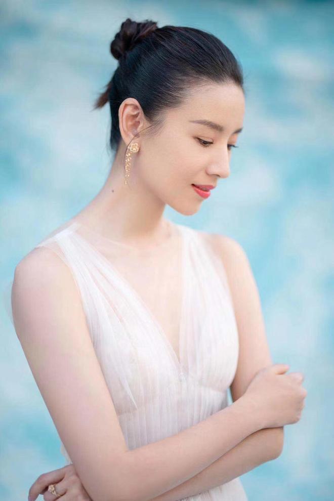 2.美女交性写真，展现自信风采，定格永恒瞬间，尽显优雅气质
