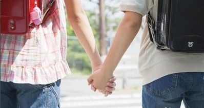 青少年性教育乱象需警惕，早恋与过早性行为危害大，家长应正确引导防性交混乱
