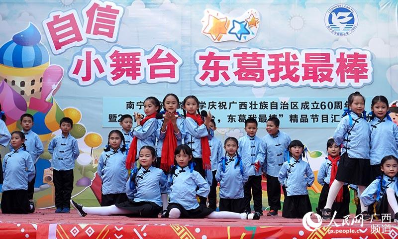 老熟妇的优雅岁月与成熟魅力，品味生活，绽放自信风采