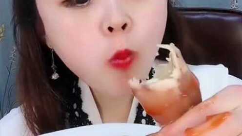 2.咬女生小头头视频浜曝光，网友热议，真相究竟如何，细节令人震惊