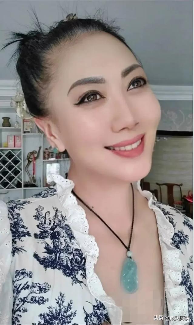 丰韵少妇的动人魅力，成熟风姿，优雅气质尽显无遗
