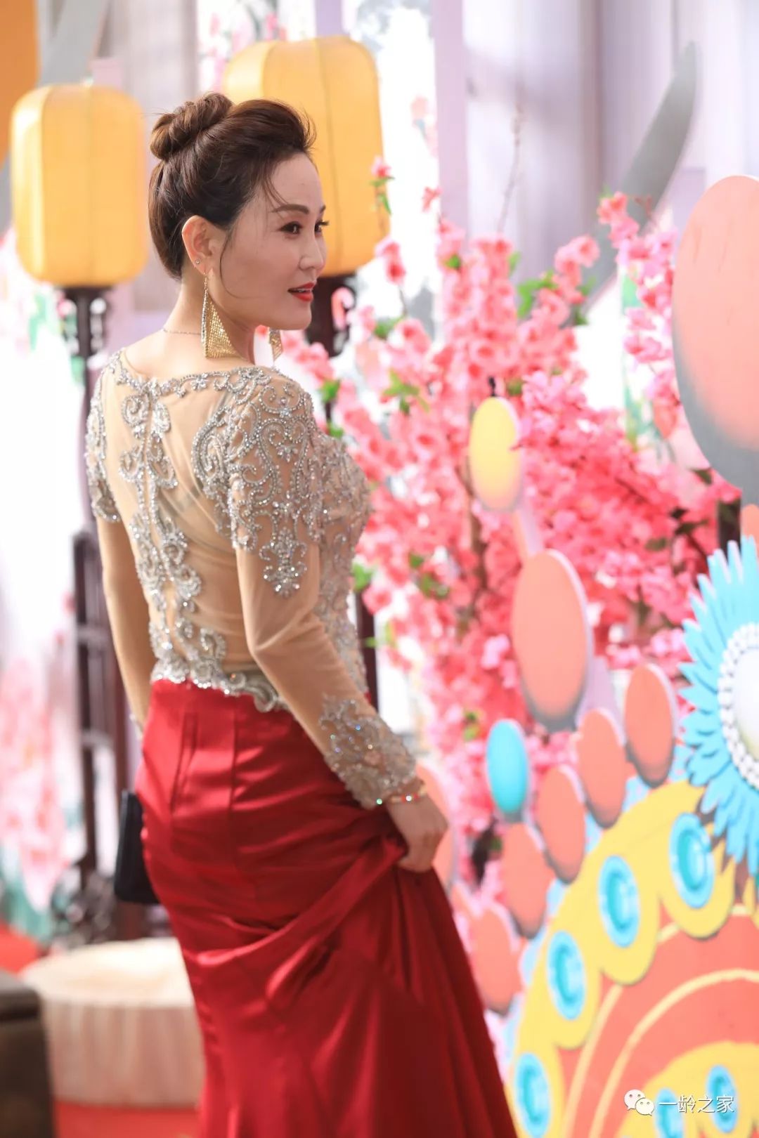 40岁熟女风采依旧，优雅魅力绽放，岁月沉淀的自信与成熟之美