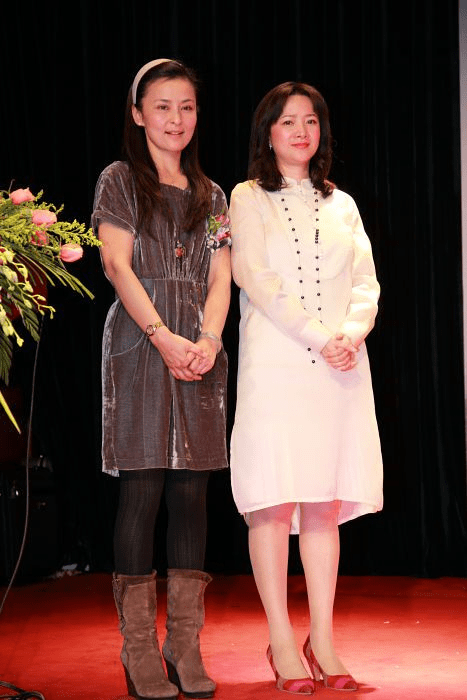 60岁老熟女浜畔风情 岁月沉淀优雅 成熟魅力绽放 人生阅历闪光 从容自信迷人