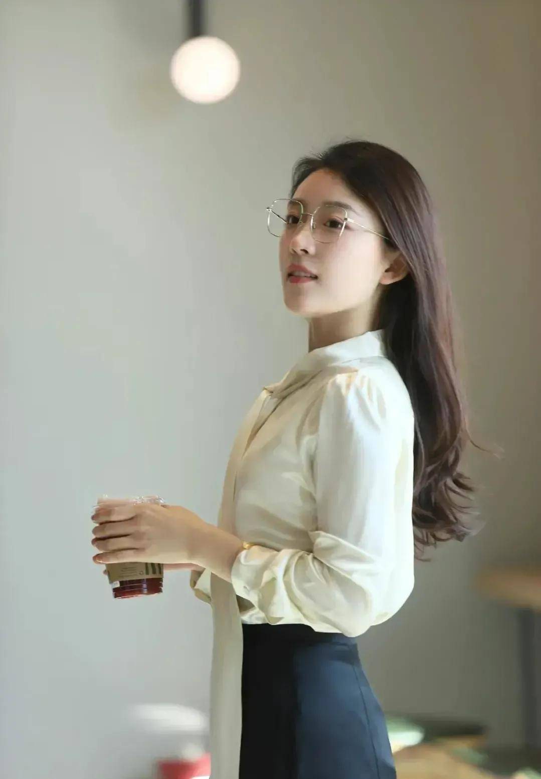 日本丰满的少妇魅力写真，展现成熟女性风情，优雅气质令人心动